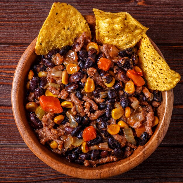 Chile con carne en un tazón con chips de tortilla.