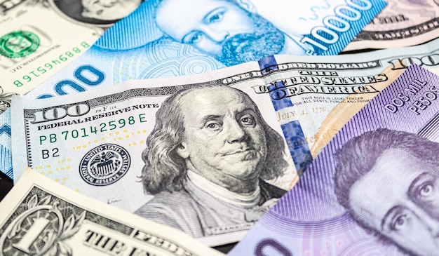 Chile dinero y dólar de los Estados Unidos en fotografía para el concepto de mercado de divisas