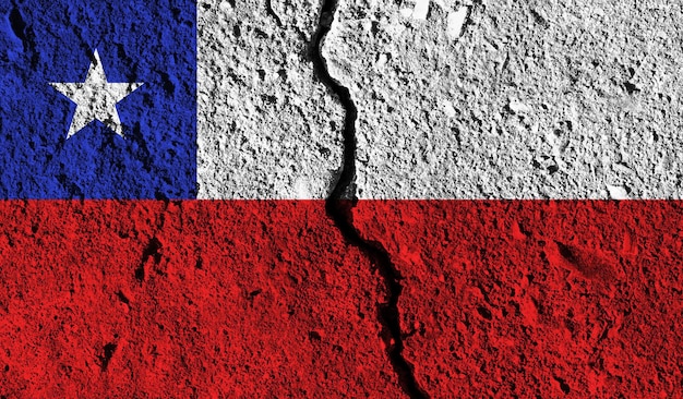 Chile-Flagge mit Riss durch die Mitte Land geteiltes Konzept