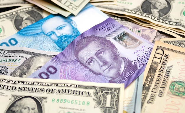 Chile-Geld und US-Dollar in der Fotografie für das Devisenmarktkonzept