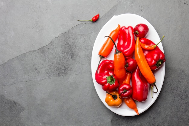 Chile y pimiento en plato blanco