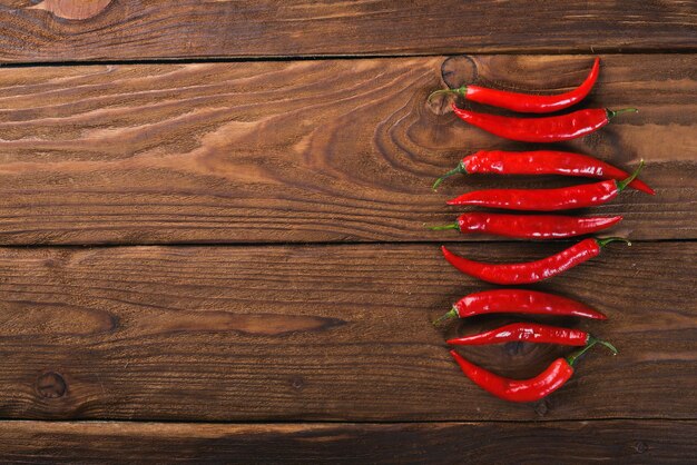 Chile pimiento rojo Sobre un fondo de madera Vista superior Espacio libre para el texto