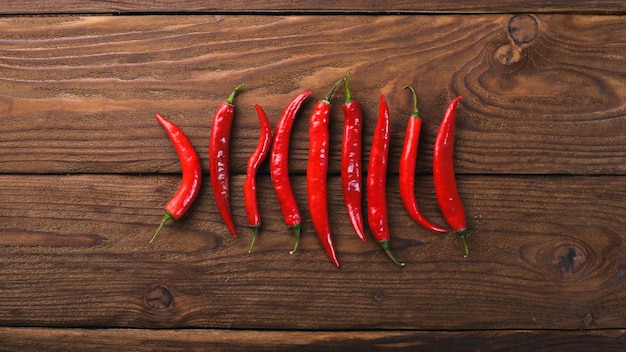 Chile pimiento rojo Sobre un fondo de madera Vista superior Espacio libre para el texto