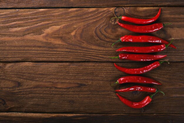 Chile pimiento rojo Sobre un fondo de madera Vista superior Espacio libre para el texto