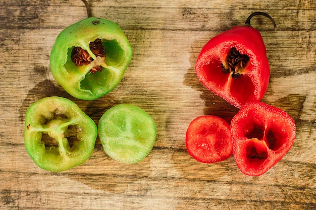 Foto chile rocoto que ha sido cortado en rodajas en una tabla de madera