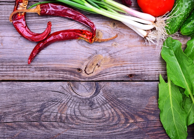 Chile rojo, cebollas verdes y otras verduras