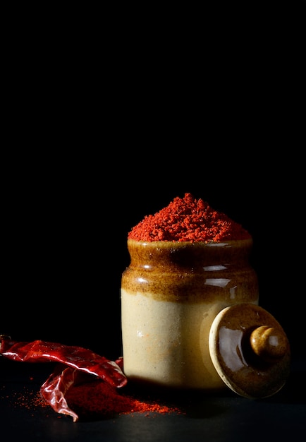 Chile rojo en polvo en una cazuela de barro