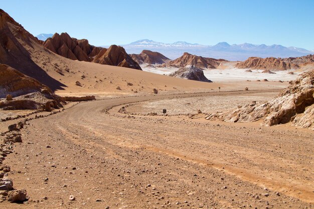 Foto chileanische landschaft schotterstraße auf valley of the moon chile panorama