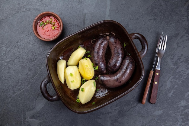 Chilenische blutige Würstchen PRIETA mit Kartoffeln und Soße Top View