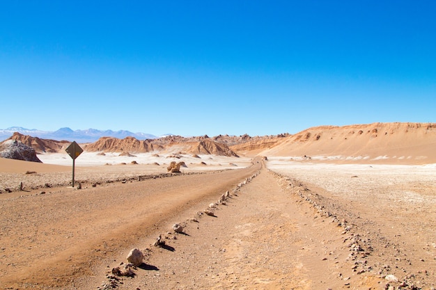 Chilenische Landschaft, Schotterweg im Tal des Mondes. Chile-Panorama