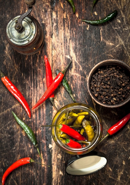 Chiles en escabeche con especias.