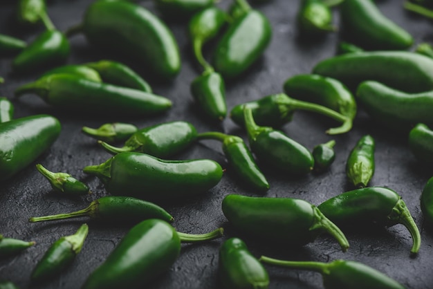 Chiles jalapeños sobre fondo de hormigón