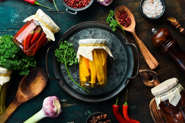 Chiles picantes marinados en un frasco de vidrio Aperitivos con carne Suministros de alimentos Vista superior