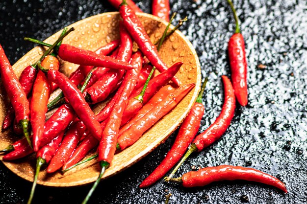 Foto chiles en un plato de madera