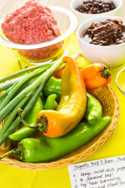 Chiles rellenos de frijoles y ternera chipotle bajos en calorías.