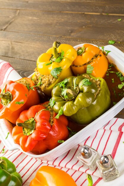 Chiles rellenos de frijoles y ternera chipotle bajos en calorías.