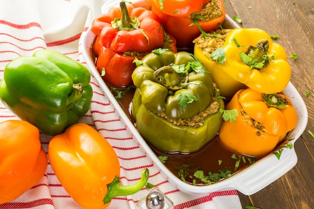 Chiles rellenos de frijoles y ternera chipotle bajos en calorías.