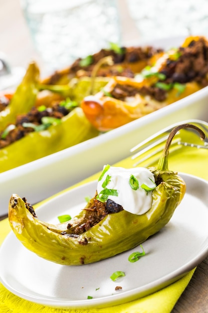 Chiles rellenos de frijoles y ternera chipotle bajos en calorías.