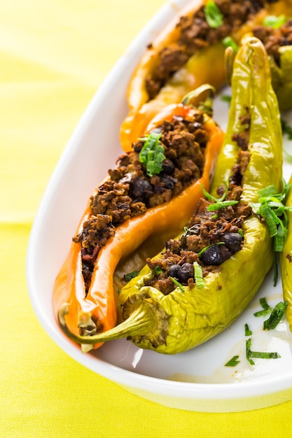 Chiles rellenos de frijoles y ternera chipotle bajos en calorías.