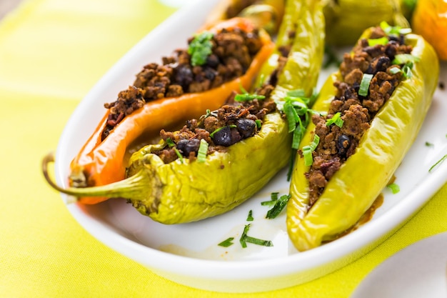 Chiles rellenos de frijoles y ternera chipotle bajos en calorías.