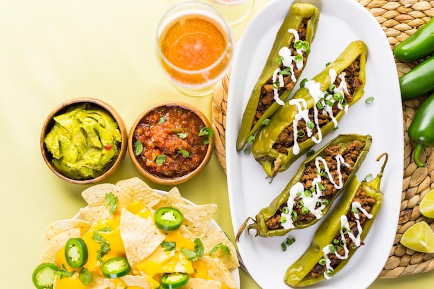 Chiles rellenos de ternera con chipotle y frijoles aderezados con crema agria y cebolletas.