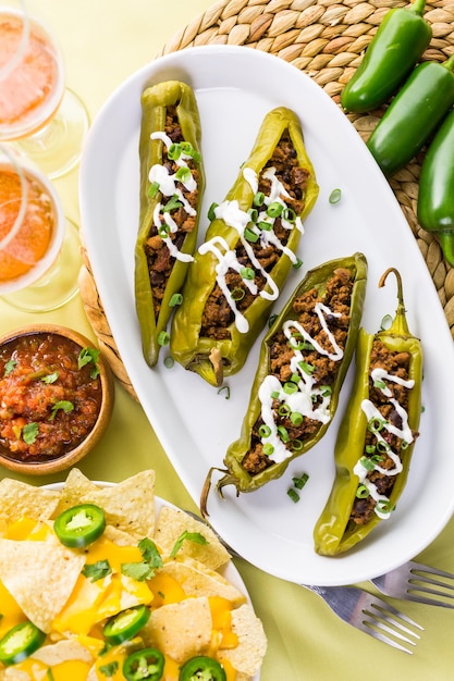 Chiles rellenos de ternera con chipotle y frijoles aderezados con crema agria y cebolletas.