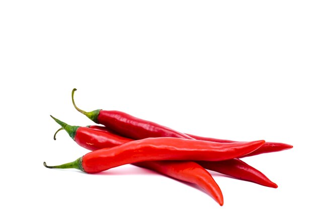 Chiles rojos aislados sobre fondo blanco con espacio de copia Concepto de ingrediente de alimentos crudos de chiles maduros