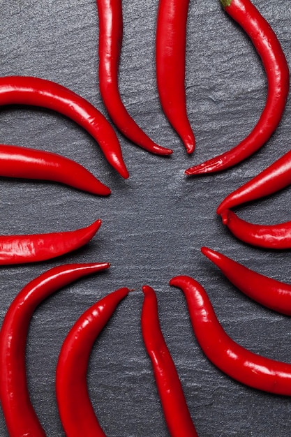 Chiles rojos frescos sobre un fondo de pizarra oscura