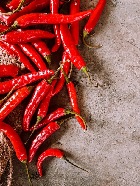 Chiles rojos frescos sobre fondo de tela vintage.