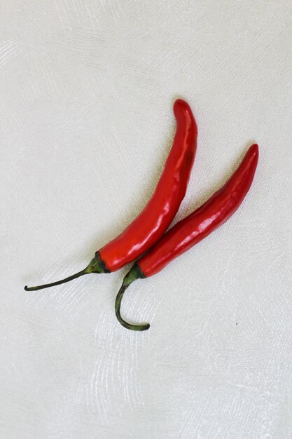 Chiles rojos grandes y especias para hacer varias salsas de chile