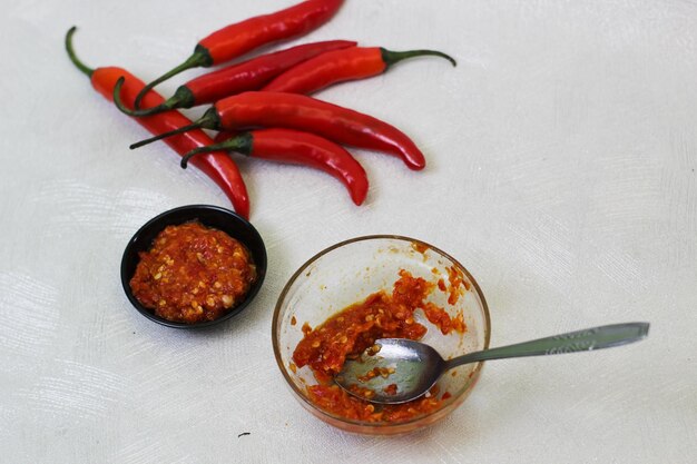 Chiles rojos grandes y especias para hacer varias salsas de chile