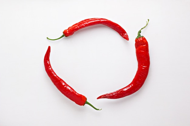 Chiles rojos en mesa blanca