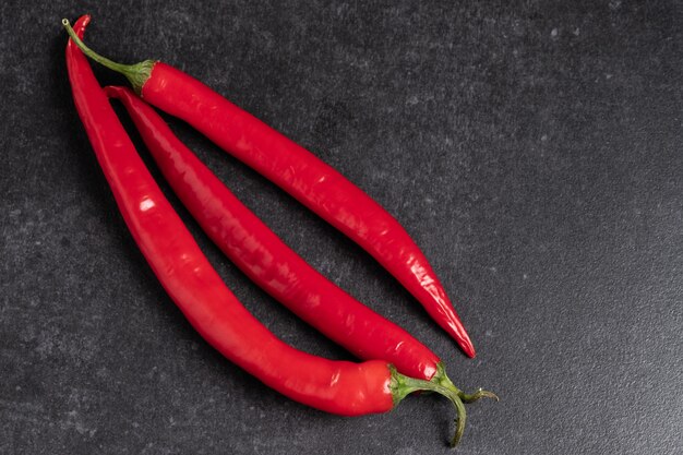 Chiles rojos en una mesa de granito gris