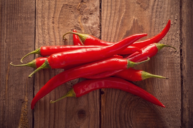 Chiles rojos en la mesa de madera vieja