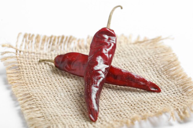 Chiles rojos secos sobre superficie blanca