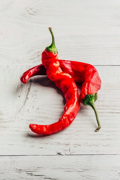 Chiles rojos sobre fondo de madera