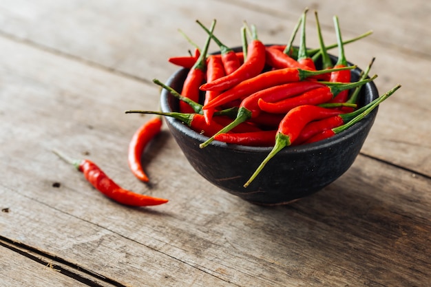 chiles rojos sobre fondo de madera