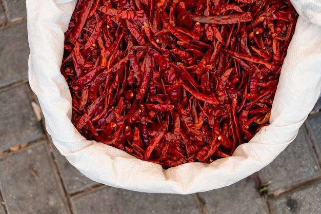 Chiles secos en bolsa en el mercado turco. Pimiento rojo picante.