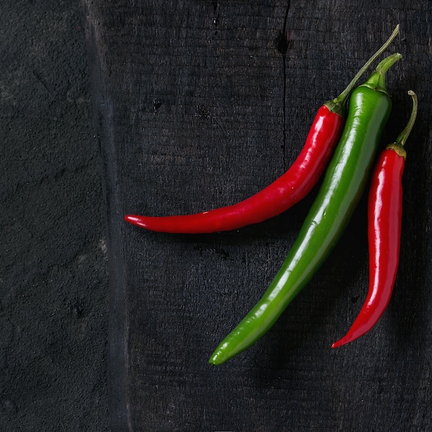 Chiles sobre negro