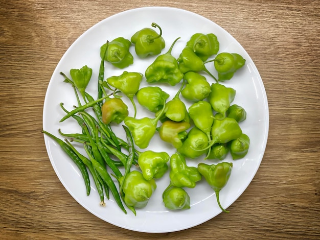 Chiles verdes en plato blanco