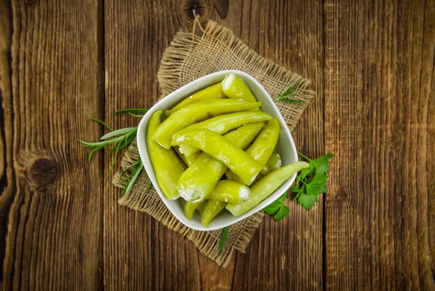 Chiles verdes rellenos de queso sobre fondo de madera enfoque selectivo