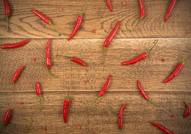 Chiles en la vista superior de fondo de madera