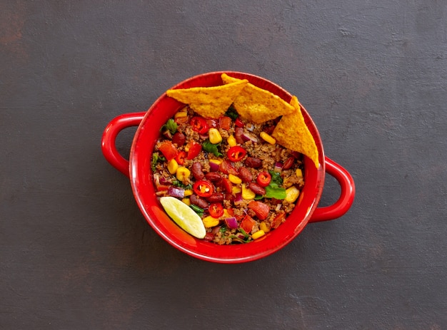 Chili con carne con nachos chips. Comida mexicana. Cocina nacional.