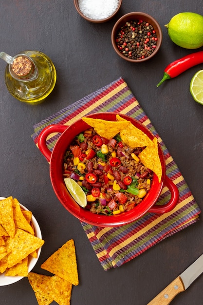 Foto chili con carne con nachos chips. comida mexicana. cocina nacional.