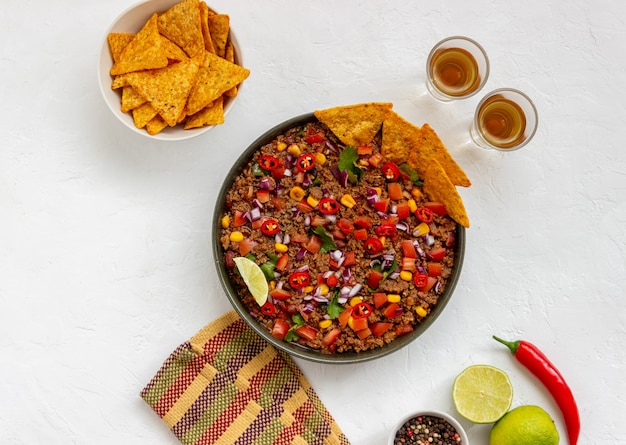 Chili con carne con nachos chips. Comida mexicana. Cocina nacional.