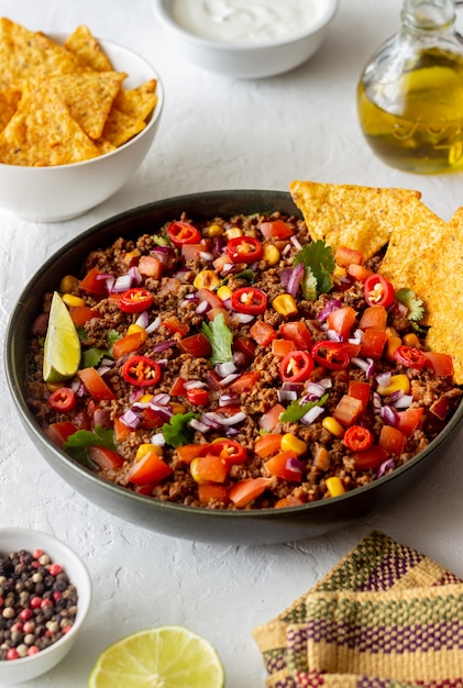 Chili con carne con nachos chips. Comida mexicana. Cocina nacional.