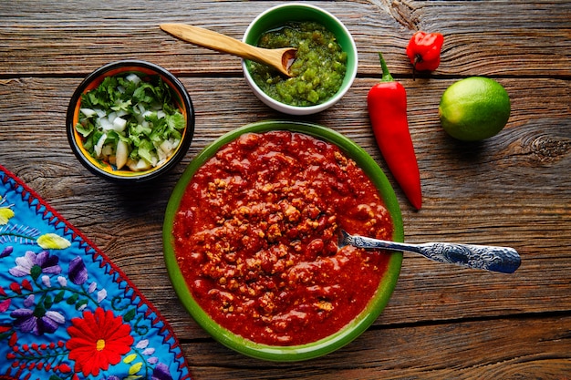 Foto chili con carne platillo de comida mexicana.