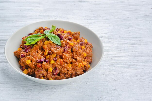 Chili con carne en plato sobre mesa