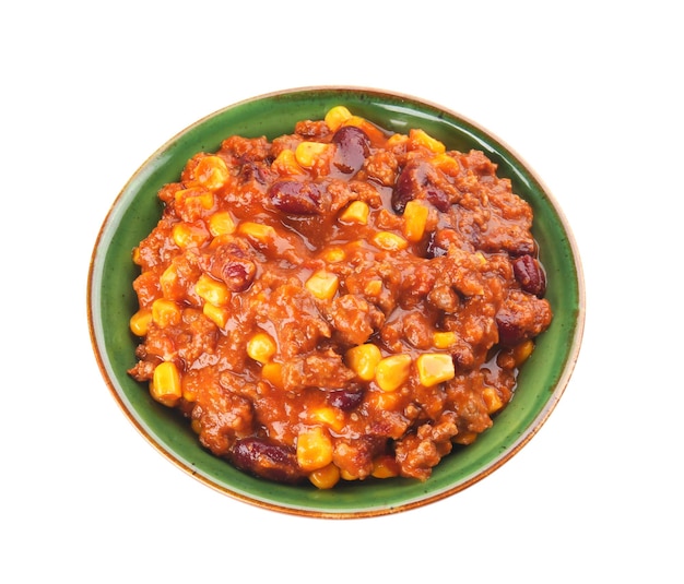 Chili con carne en un recipiente sobre fondo blanco.