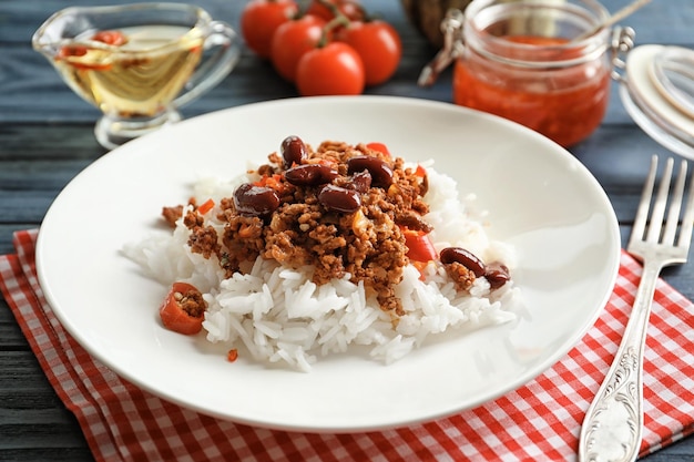 Chili con carne servido con arroz en la mesa
